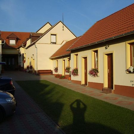 Bed and Breakfast Szűts Panzió Fertőrákos Exterior foto