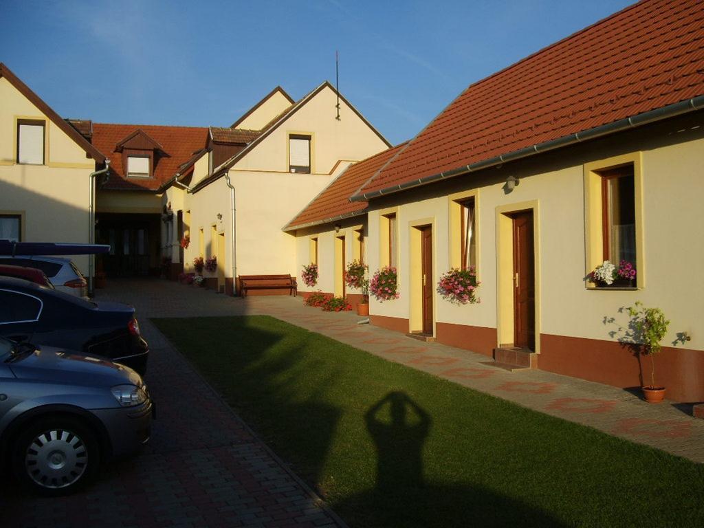 Bed and Breakfast Szűts Panzió Fertőrákos Exterior foto